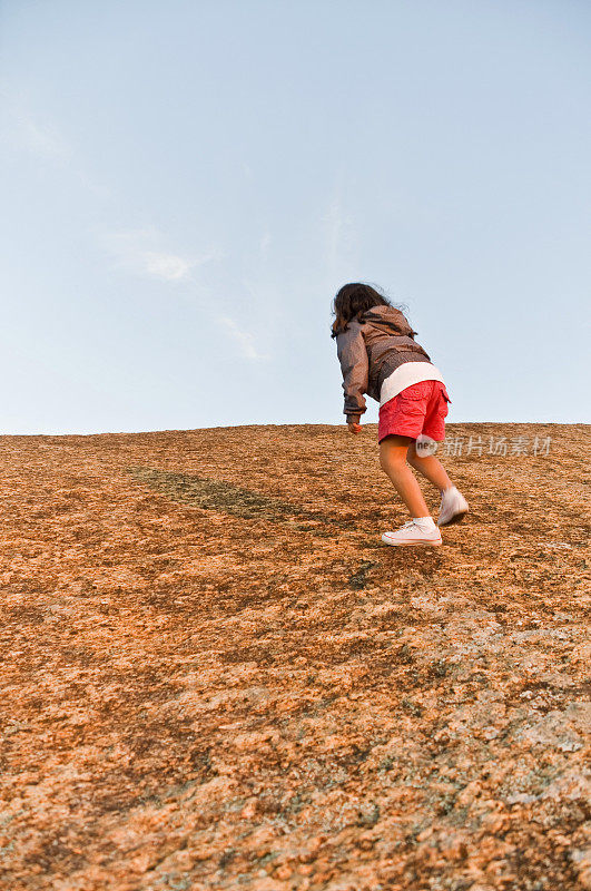 孩子爬山，尽最大努力征服高峰