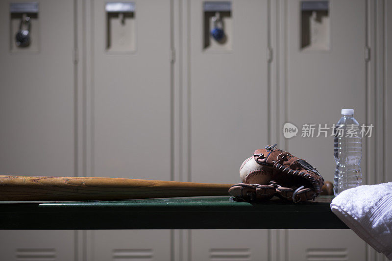 学校体育馆更衣室的棒球运动器材。