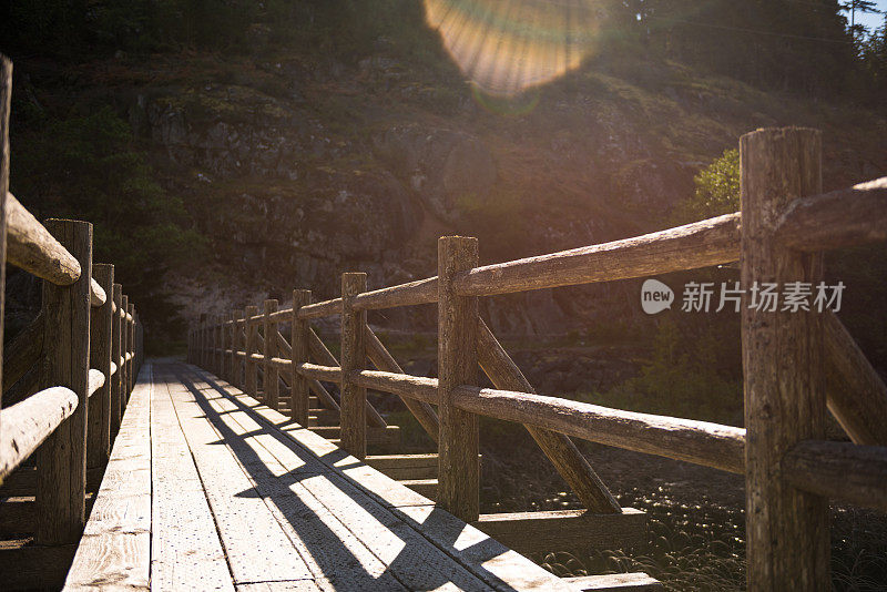 日出时，大自然中空荡荡的人行天桥