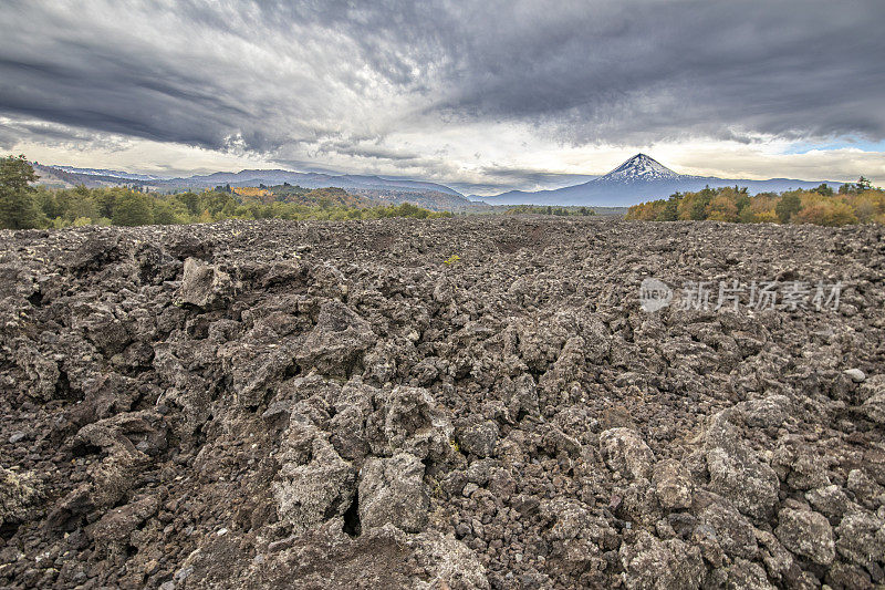 在多云的天气里俯瞰亚伊马火山国家公园的壮观景色。令人敬畏的熔岩流从火山创造了一个粗糙的纹理火山景观
