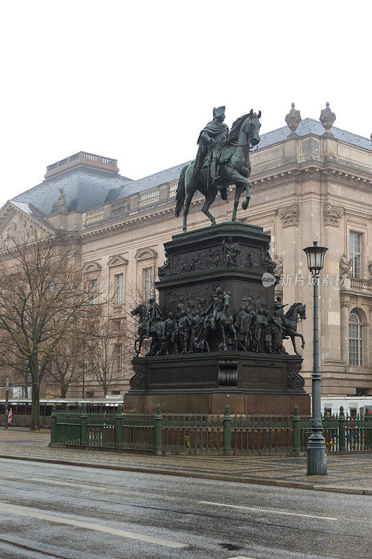 在德国柏林，冬天的一天，弗雷德里克大帝的骑马雕像