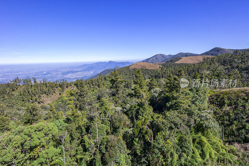 约旦田野上的曼蒂基拉山脉