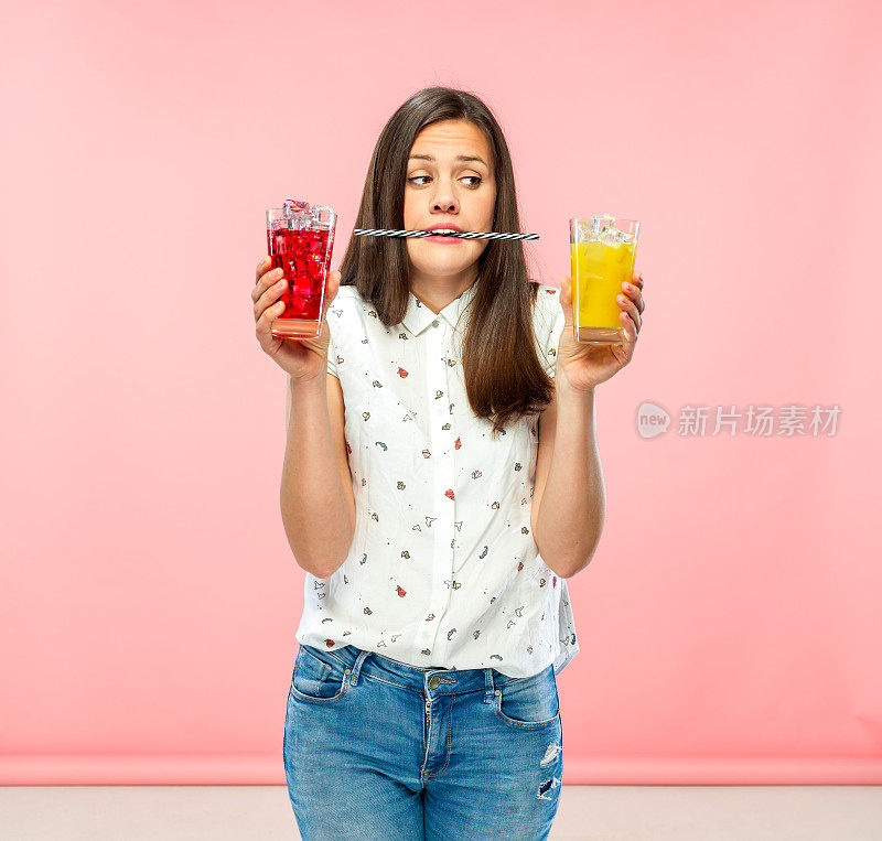 优柔寡断的年轻成年女子在冰茶中挑选