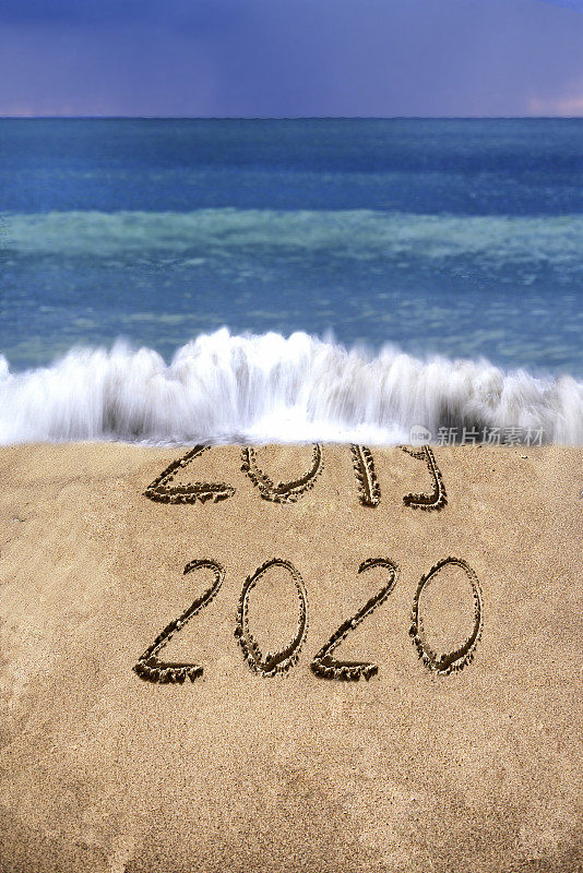 在海滩上迎接2020年