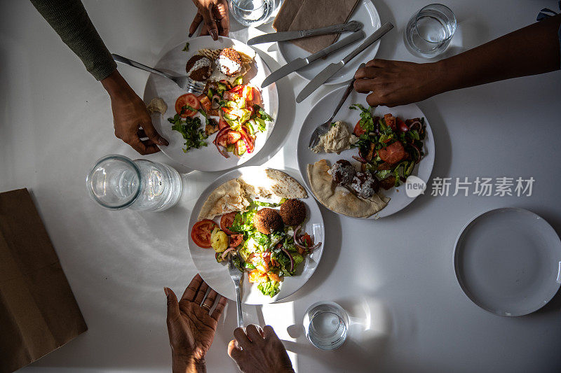 女性朋友在家里一起享用午餐