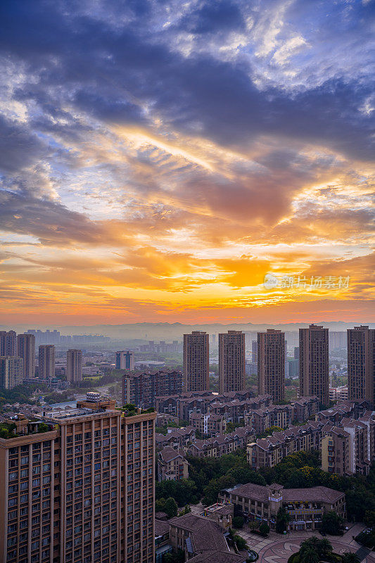 清晨，成都市上空乌云密布