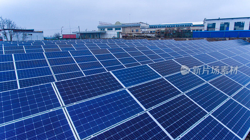 天空背景上的太阳能电池板。太阳能发电厂。蓝色的太阳能电池板。电力的替代来源。太阳能农场。