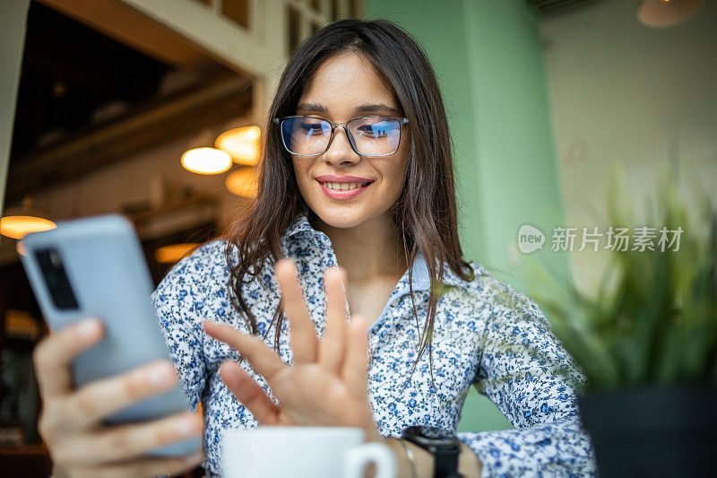 一位年轻女子在咖啡店里享受着一杯咖啡