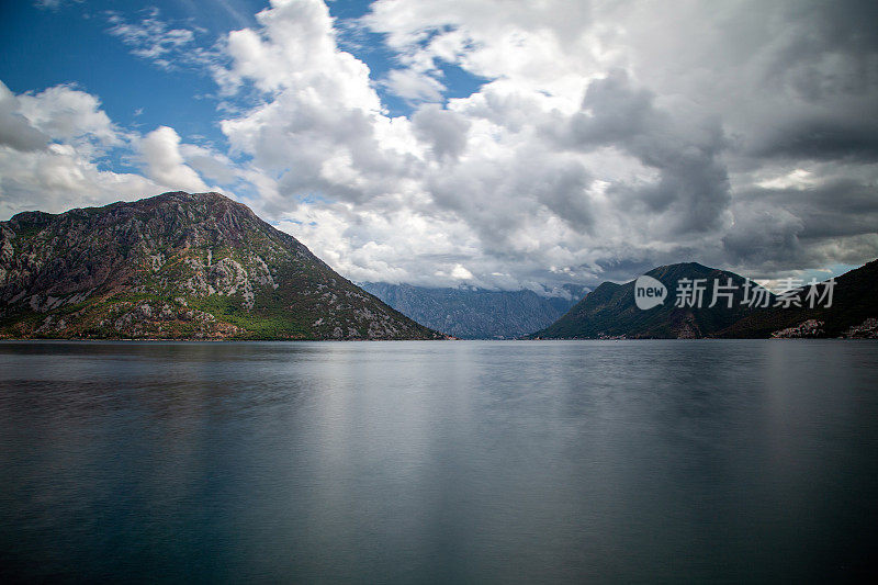 黑山的科托尔湾(博卡)上空的穆迪天空