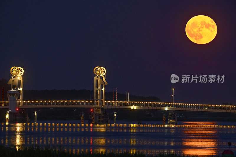 夏日夜晚，坎彭市桥上的满月