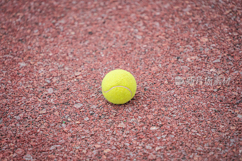 在球场背景上用拷贝空间关闭一个网球