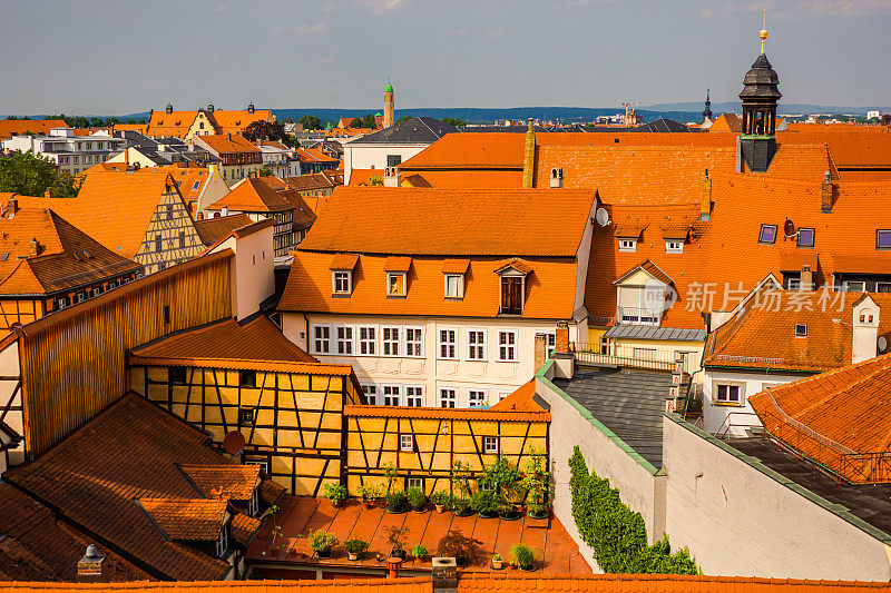 巴伐利亚古城班贝格的红瓦屋顶。夏季巴伐利亚之旅。欧洲国家。德国的建筑。航行。温暖的阳光明媚的日子。德国旅游目的地。街