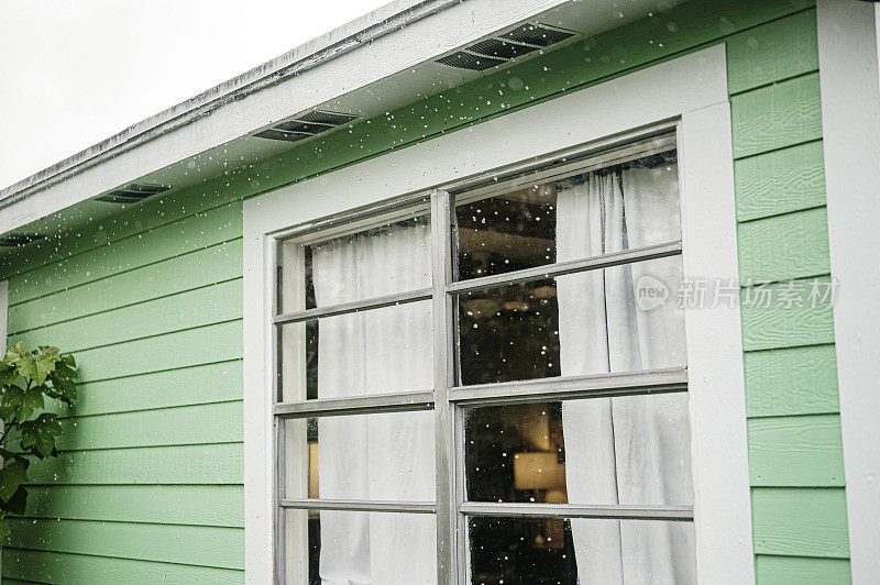 暴雨用排水沟袭击了一个家庭的屋顶，热带风暴