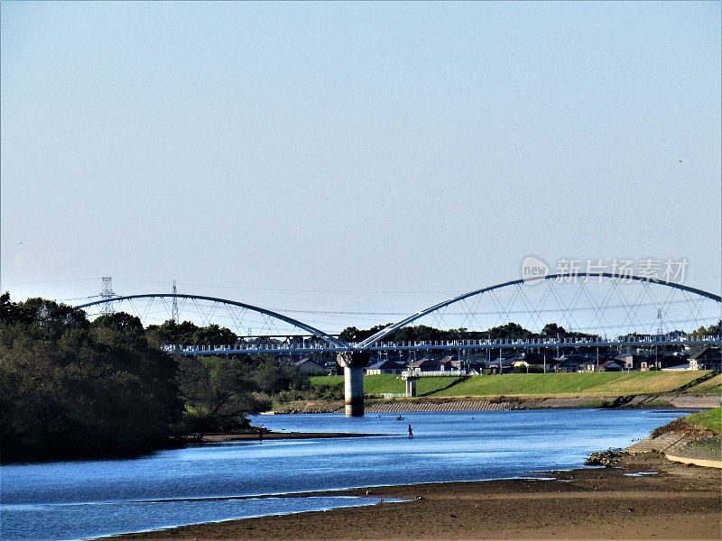 横跨Kokai河的拱桥。