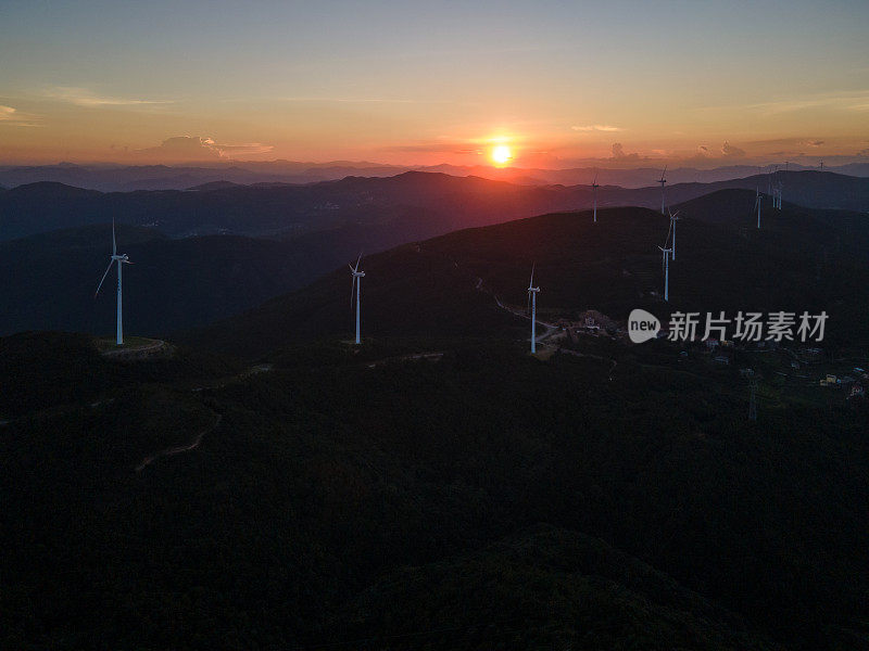 太阳下山后山上的风力涡轮机