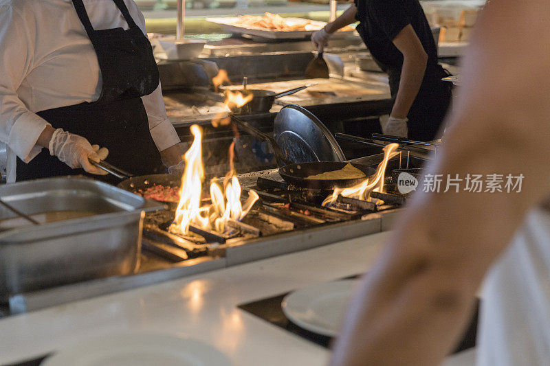 专业厨师在餐厅厨房内燃烧食物