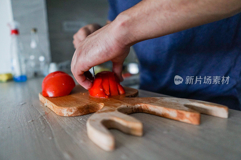 切西红柿的人，准备做饭用的西红柿