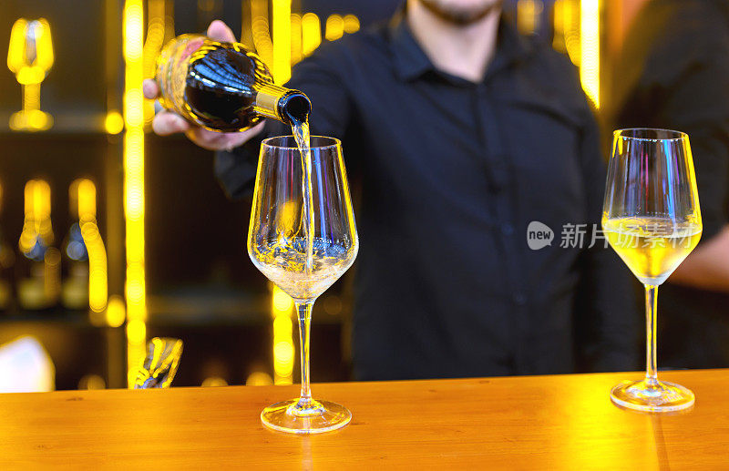 男侍酒师倒白葡萄酒