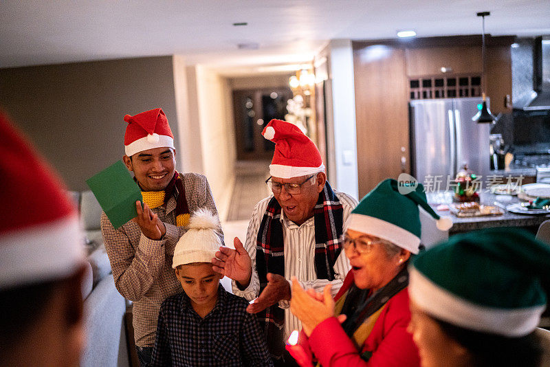 一家人在家里唱圣诞颂歌
