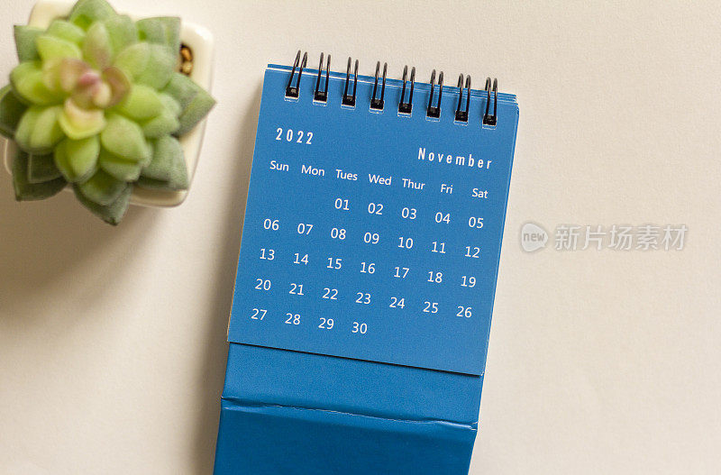 你好,十一月。计划2022年11月的桌面日历。