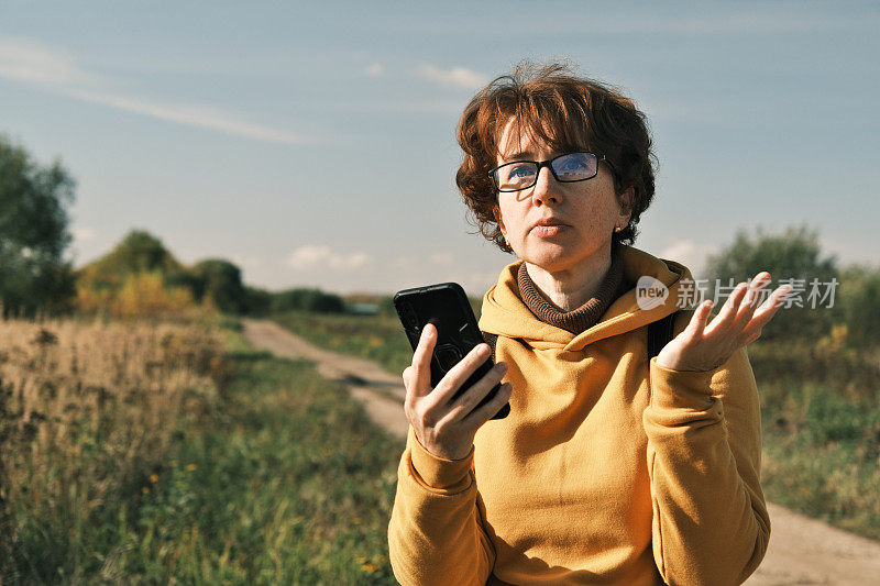 一个女人在走路时出现了连接问题