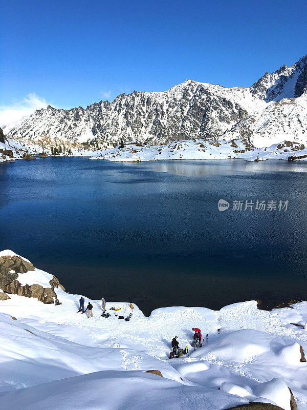 穿着雪鞋走英格尔斯湖