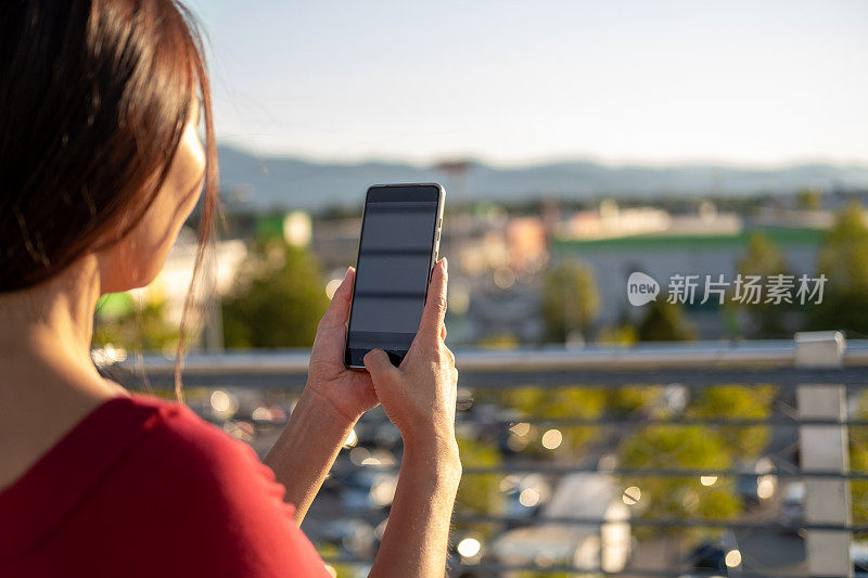 在一个空白的手机屏幕上特写，绿色的城市作为背景。