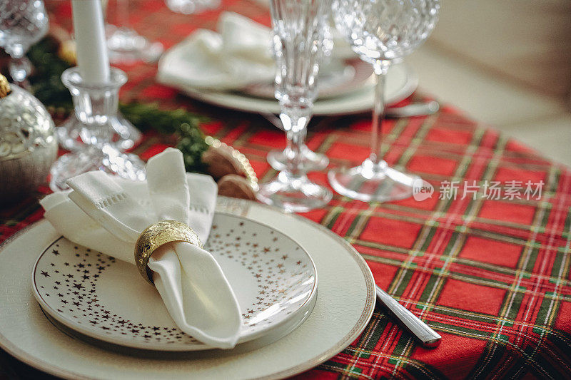 精美的圣诞餐桌和香槟