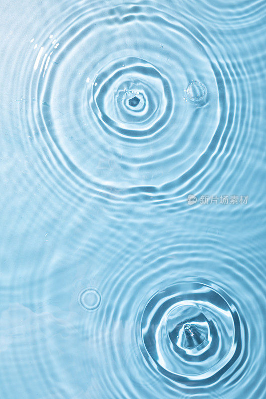 垂直拍摄的水在水面上泛起涟漪