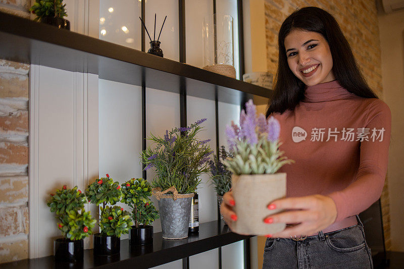 年轻女子在她的新公寓里照料植物