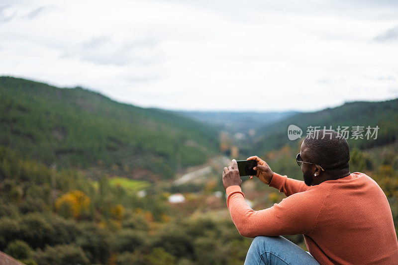 非洲裔男子凝视着山景