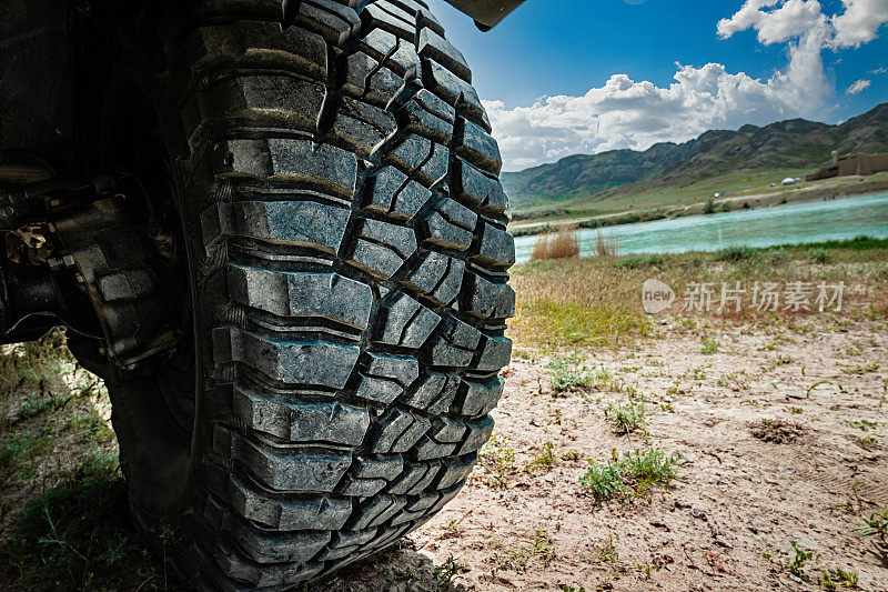 越野车泥胎特写。四轮驱动越野车行驶在大自然的荒野上