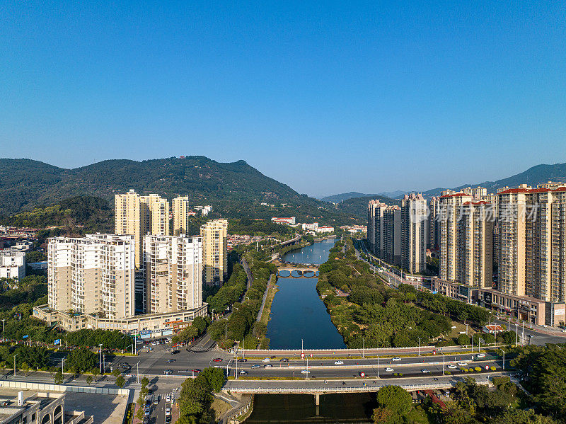 河流环抱的宜居城市的绿化和居住建筑