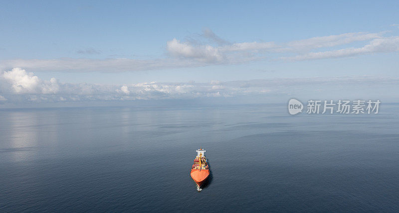 一艘载重货船在海洋上航行的鸟瞰图。