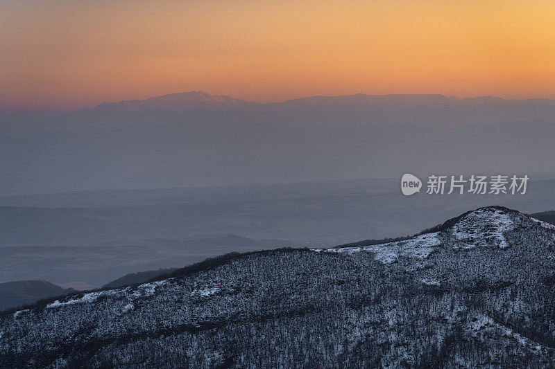 冬季日落时的山景。乔治亚州