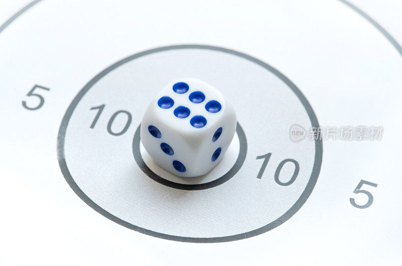 游戏骰子显示6在一个回合中射击目标，6,10，靶心，好，完美的瞄准，目标实现，胜利，运气，风险，高概率和机会抽象概念，没有人，没有人