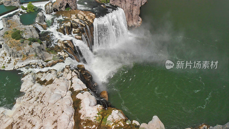 美国爱达荷州，肖肖尼瀑布夏季无人机鸟瞰图