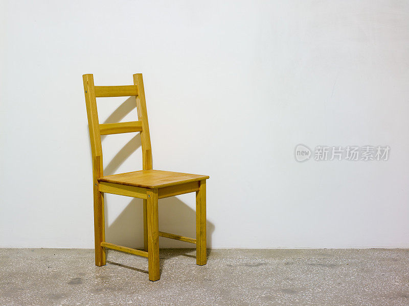 空房间里的木椅