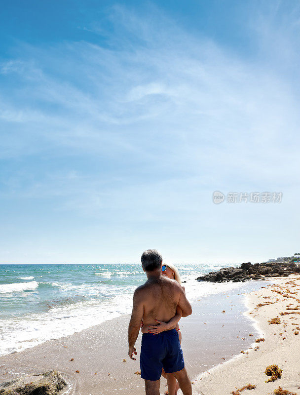 美丽的快乐的男人和女人夫妇享受新鲜的热带海滩假期