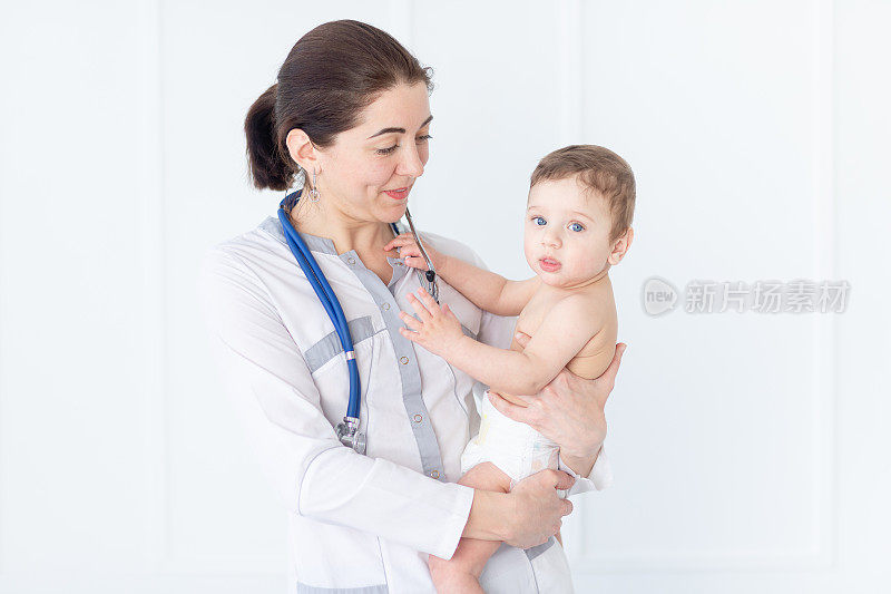 儿科，医生检查男婴，医学与健康的概念