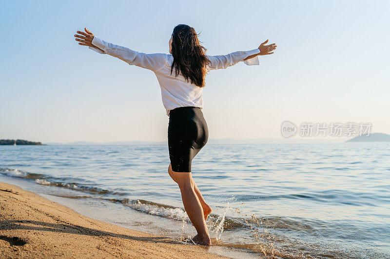 在沙滩上奔跑的年轻女子