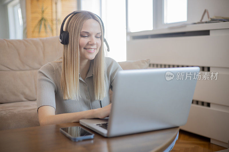 快乐的年轻女子正在网上学习