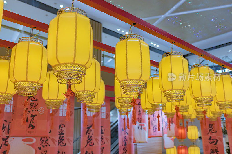 许多中国风格的黄灯笼