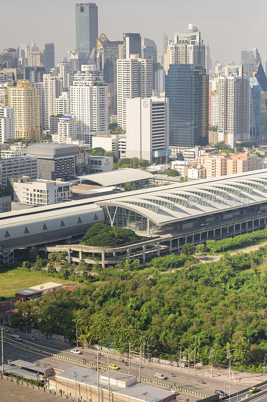 繁忙的交通高峰期曼谷市街道路SkyWalk机场连接Makkasan站