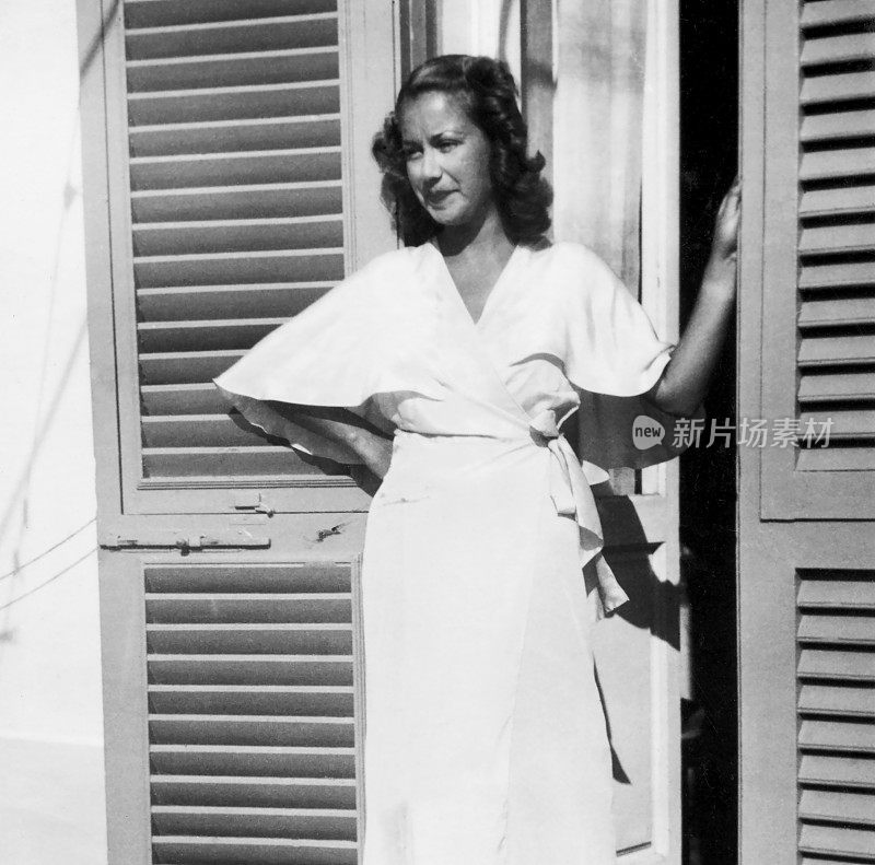 阳台上的年轻美女。1939.