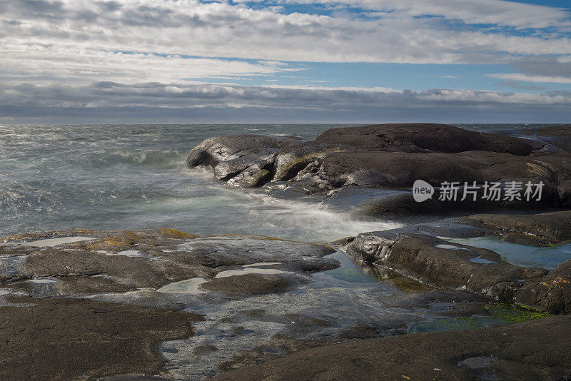 瑞典海岸线上的黑色岩石