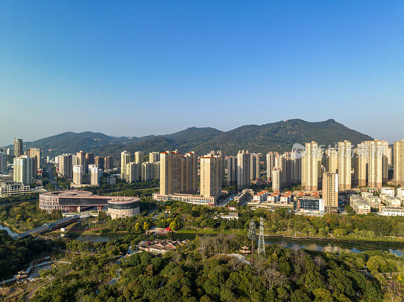 宜居的城市建筑被林地和河流环绕