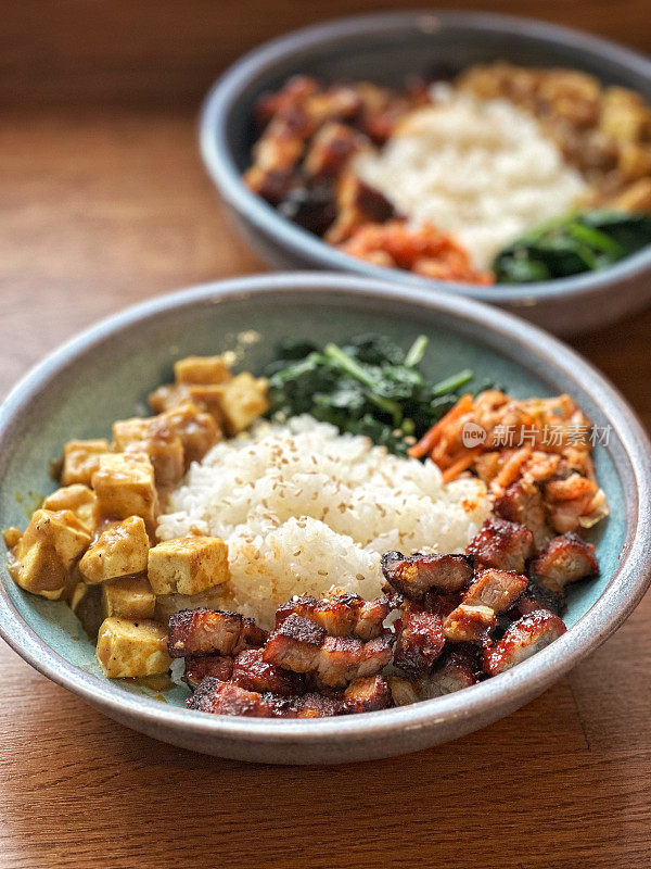 自制米饭配韩式烧烤五花肉、豆腐、菠菜和泡菜