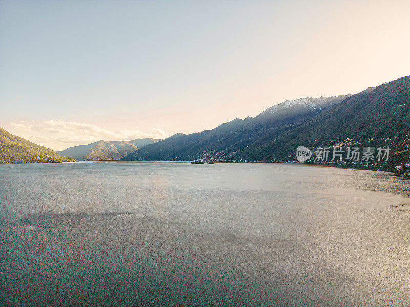 黄昏时分马焦雷湖的美丽景色，摄于提契诺州的阿斯科纳