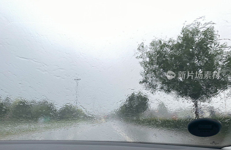 在大雨中驾驶，能见度有限